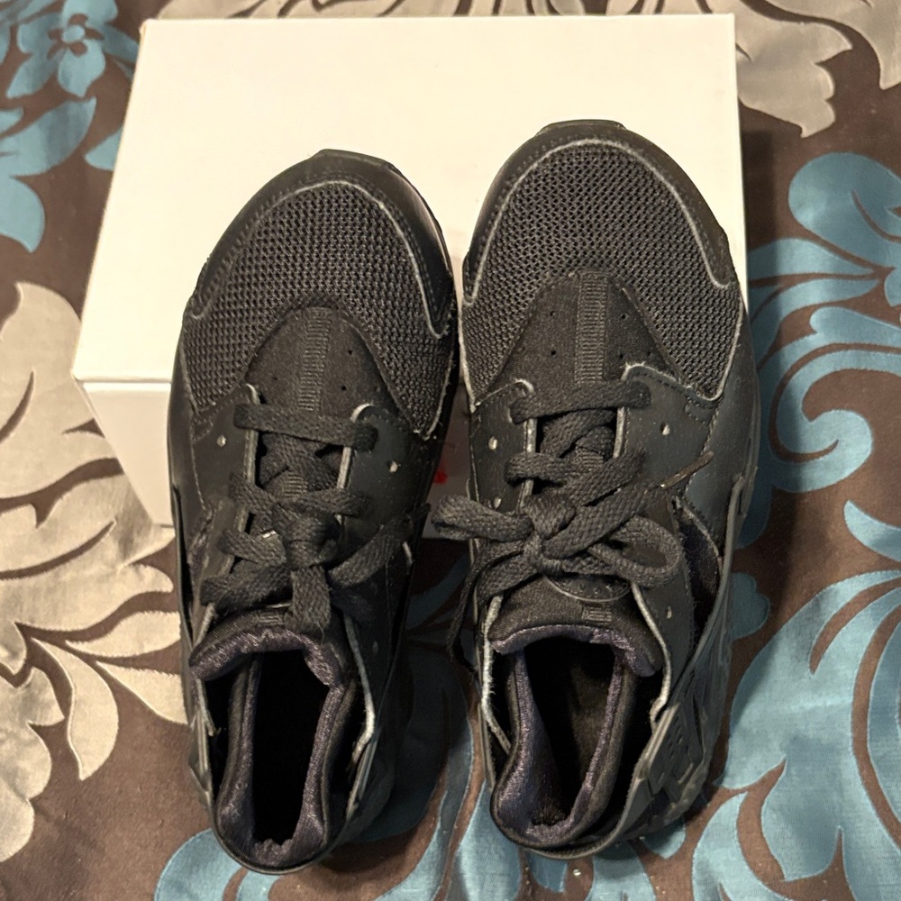 Nike Huarache Run Triple Black youth athletic sneakers
